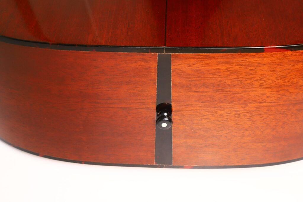 Unterer Korpus einer Martin D-18 VS 2006 Klassische Gitarre mit sichtbarer Holzmaserung, Einfassung und Endknopf. Unterer Korpus einer Martin D-18 VS 2006 Klassische Gitarre mit sichtbarer Holzmaserung, Einfassung und Endknopf.