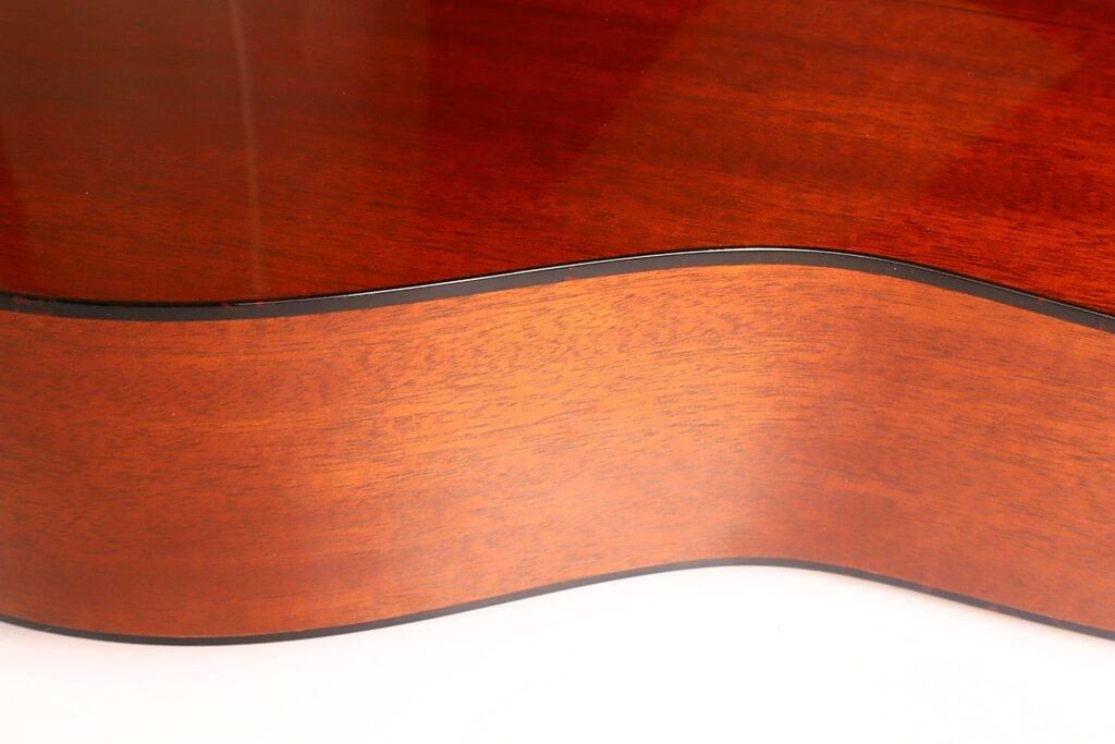 Nahaufnahme des gewölbten Holzkörpers einer Martin D-18 VS 2006 Akustikgitarre. Nahaufnahme des gewölbten Holzkörpers einer Martin D-18 VS 2006 Akustikgitarre.