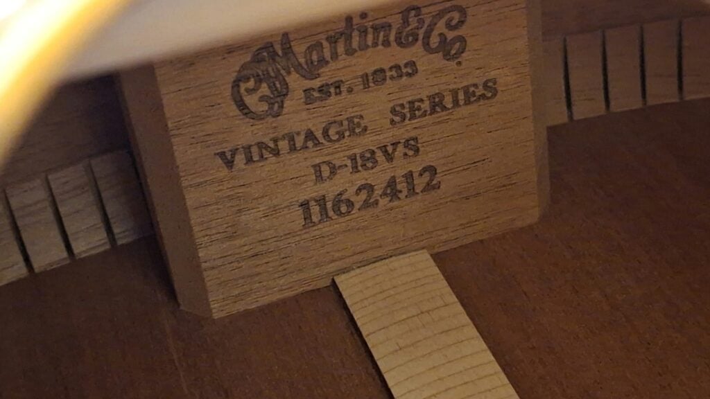 Innenetikett im Korpus einer Martin D-18 VS 2006 Akustikgitarre mit den Aufdrucken Vintage Series, D-18VS und der Seriennummer 1162412. Innenetikett im Korpus einer Martin D-18 VS 2006 Akustikgitarre mit den Aufdrucken Vintage Series, D-18VS und der Seriennummer 1162412.