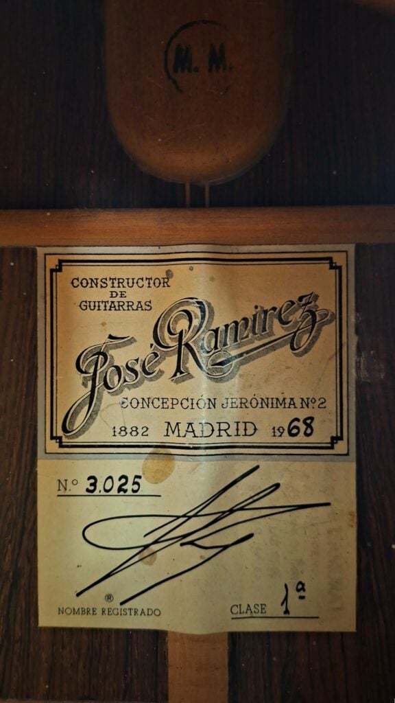 Innenetikett einer Jose Ramirez 1a 1968 Klassische Gitarre mit dem Namen des Herstellers, der Adresse in Madrid, dem Jahr 1968, der Seriennummer 3.025 und einer Unterschrift. Innenetikett einer Jose Ramirez 1a 1968 Klassische Gitarre mit dem Namen des Herstellers, der Adresse in Madrid, dem Jahr 1968, der Seriennummer 3.025 und einer Unterschrift.