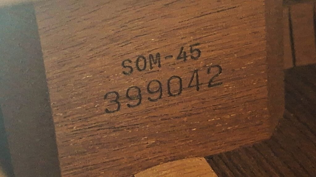 Im Inneren des Korpus einer Martin SOM-45 Akustikgitarre aus dem Jahr 1977, versehen mit der Modellbezeichnung SOM-45 und der Seriennummer 399042. Im Inneren des Korpus einer Martin SOM-45 Akustikgitarre aus dem Jahr 1977, versehen mit der Modellbezeichnung SOM-45 und der Seriennummer 399042.