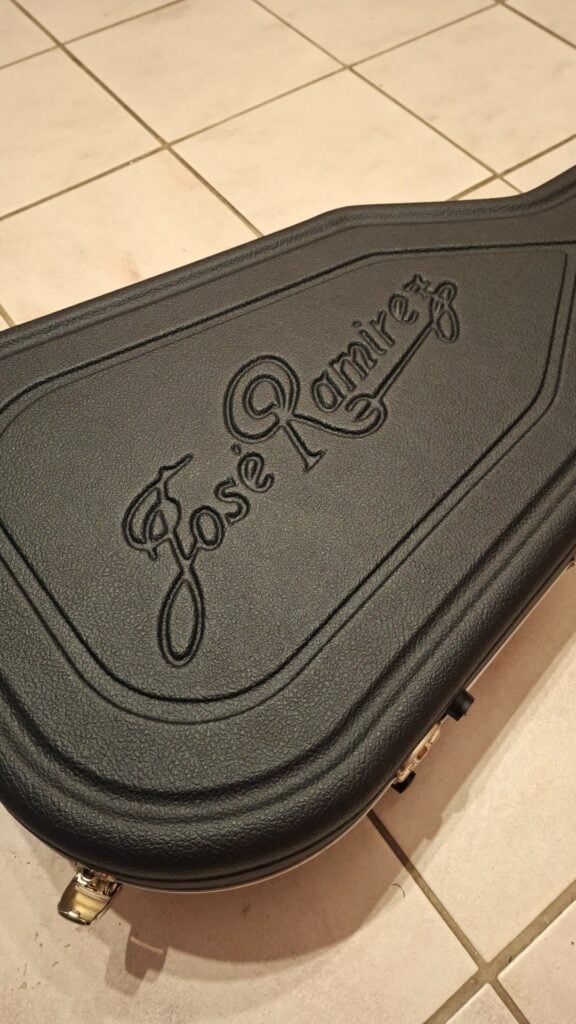 Schwarzer Hartschalenkoffer für eine Jose Ramirez 1a 2019 C-650 Tradicional Klassische Gitarre, mit einem geprägten Schriftzug-Logo auf dem Deckel. Schwarzer Hartschalenkoffer für eine Jose Ramirez 1a 2019 C-650 Tradicional Klassische Gitarre, mit einem geprägten Schriftzug-Logo auf dem Deckel.